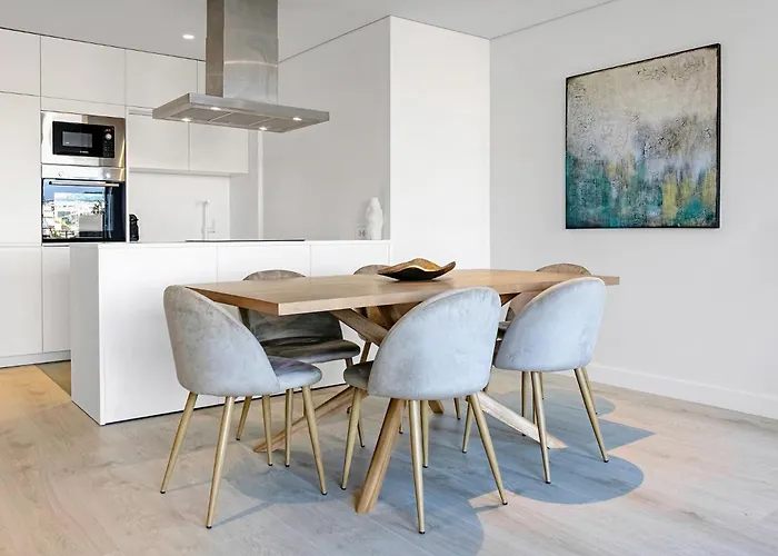 Land Roots Riverside Apartment *